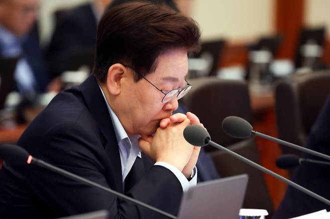 이재명 대통령이 21일 청와대에서 열린 국무회의에서 자료를 살펴보고 있다./사진=청와대통신사진기자단