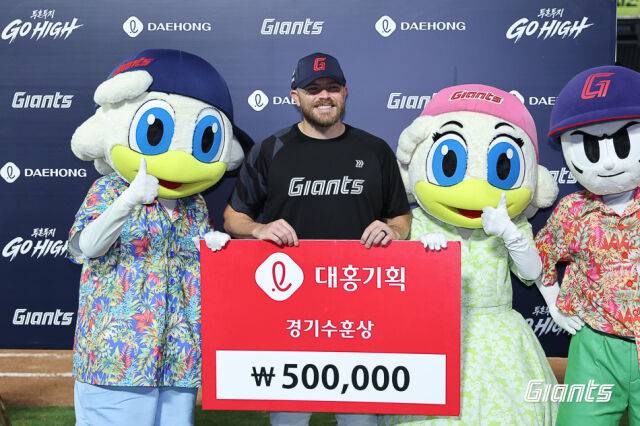 롯데 자이언츠 제레미 비슬리는 21일 사직구장에서 열린 SSG 랜더스와 홈 경기에 선발 등판해 6이닝 1실점으로 호투하며 승리투수가 됐다. 비슬리가 경기 종료 후 수훈 선수로 선정돼 구단 마스코트인 누리, 아라, 윈지와 함께 기념 촬영하고 있다./롯데 자이언츠 제공