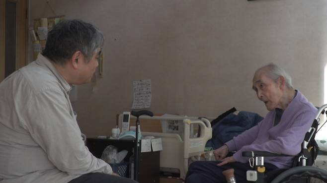 ‘어떻게 해야 했을까?’ 스틸컷. 후지노 도모아키 감독과 아버지. 앳나인필름 제공