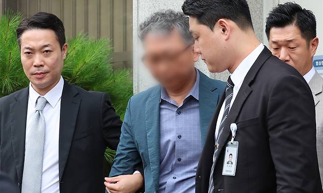 장윤기 사건에 대해 살인과 성범죄 사건을 분리 수사하도록 지시한 협의를 받는 전남광주통합특별시 전 광산경찰서 형사과장 A 경정이 21일 광주지방법원에서 구속 전 피의자 심문(영장 실질 심사)을 마치고 나오고 있다. 연합뉴스