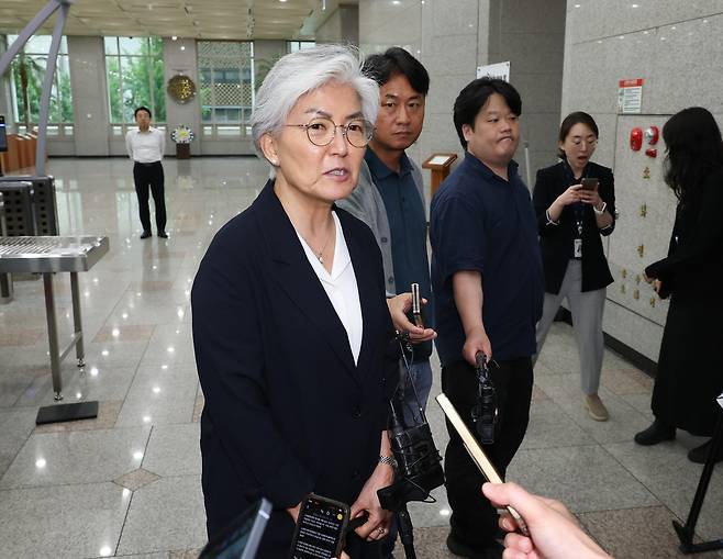 조현 외교부 장관의 지시에 따라 일시 귀국한 강경화 주미대사가 15일 조 장관과 면담하기 위해 서울 종로구 외교부 청사로 들어가며 취재진의 질문에 답하고 있다. 연합뉴스