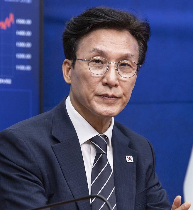 더불어민주당 8.17 전당대회에서 당 대표직에 출마한 김민석 전 국무총리가 20일 국회에서 열린 공명선거 실천 서약식에 참석해 있다. ⓒ연합뉴스