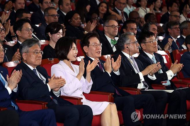문화공연에 박수치는 이재명 대통령 부부 (부산=연합뉴스) 한상균 기자 = 이재명 대통령과 김혜경 여사가 19일 부산에서 열린 제48차 유네스코 세계유산위원회 개회식에서 문화공연이 끝난 뒤 박수치고 있다. 2026.7.19 xyz@yna.co.kr