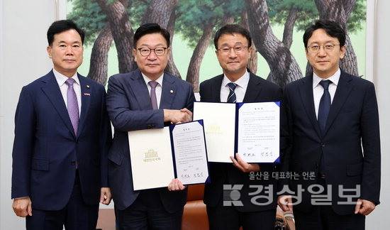 ▲ 더불어민주당 한병도 대표 직무대행 겸 원내대표와 국민의힘 정점식 원내대표가 21일 국회 운영위원장실에서 선관위 투표용지 부족 사태에 따른 특검법안 합의문에 서명한 뒤 기념 촬영을 하고 있다. 연합뉴스