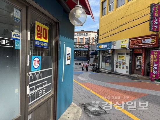 ▲ 명덕마을 상가에 임대 안내문이 붙어 있다. 명덕마을 상인회는 침체된 상권 활성화를 위해 자율상권구역 지정에 도전하는 방안을 검토하고 있다.