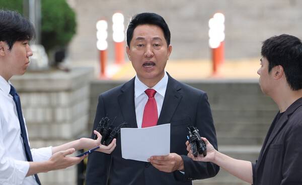 오세훈 서울시장이 지난달 17일 서울 서초구 서울중앙지방법원에서 열린 '명태균 여론조사 의혹' 사건 1심 결심공판에 출석하며 입장을 밝히고 있다. 연합뉴스