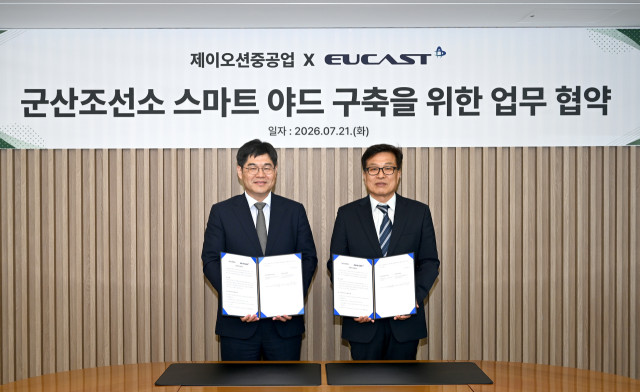 유캐스트 김재형 대표(왼쪽)와 제이오션중공업 하화정 대표가 업무 협약 기념촬영을 하고 있다./제이오션중공업/