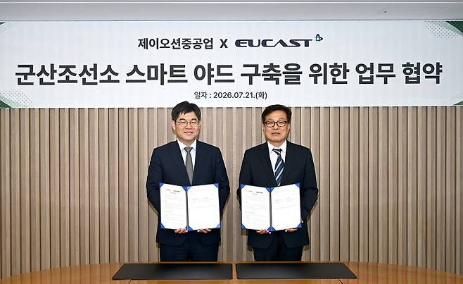 제이오션중공업은 유캐스트와 '군산조선소 스마트 조선소 구축 및 이음5G(5G 특화망) 기반 피지컬 AI 솔루션 도입 사업'을 위한 업무협약을 체결했다. 사진 왼쪽부터 유캐스트 김재형 대표, 제이오션중공업 하화정 대표. / 제이오션중공업
