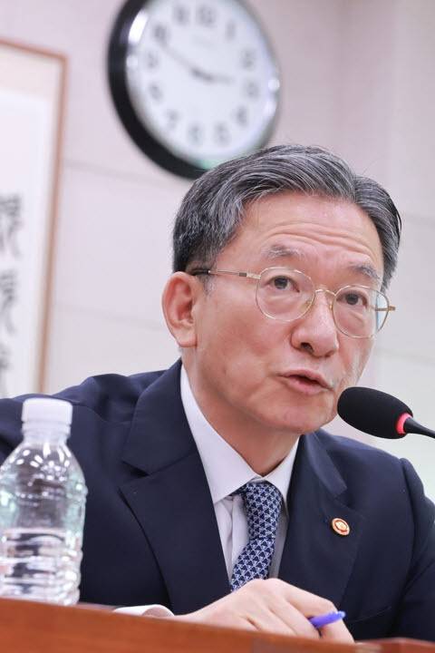 검찰 보완수사권 관련 질의에 답하는 정성호 법무부 장관. (사진=연합뉴스)