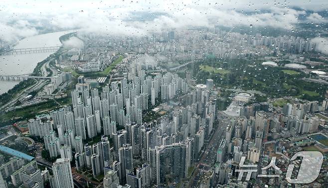 20일 서울 송파구 잠실 롯데월드타워 서울스카이에서 바라본 서울 아파트 전경. 2026.7.20 ⓒ 뉴스1 권현진 기자