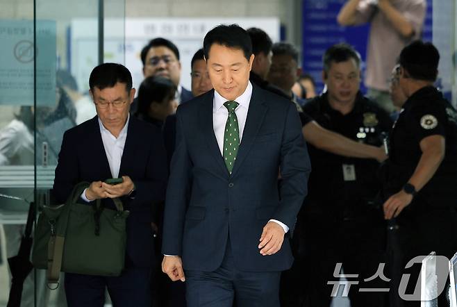 오세훈 서울시장이 22일 서울 서초구 서울중앙지방법원에서 열린 정치자금법위반 혐의 1심 선고를 마치고 법원을 나서고 있다. 2026.7.22 ⓒ 뉴스1 이호윤 기자