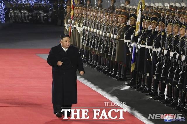 허종만 재일본조선인총연합회 의장은 자서전에서 재일조선인청년조직 중앙 위원장을 지낸 김차돌의 발언을 인용해 김정은 국무위원장의 풍모와 지도력을 소개하기도 했다. 사진은 2023년 2월 8일 평양 김일성광장에서 열린 조선인민군 창건 75주년 기념 열병식에서 김 위원장이 의장대를 사열하는 모습. /AP. 조선중앙통신. 뉴시스.
