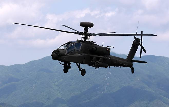 지난 5월 28일 경기 포천시 승진과학화훈련장에서 열린 '2026 합동화력훈련'에서 AH-64E 아파치 공격헬기가 기동하고 있다. /사진공동취재단
