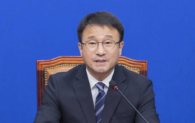 더불어민주당 한병도 당대표 직무대행 겸 원내대표가 22일 국회에서 열린 최고위원회의에서 검찰 개혁 완성에 대해 발언하고 있다. 연합뉴스