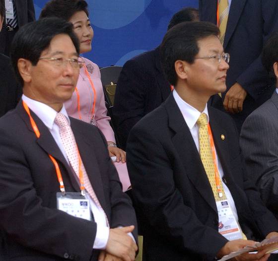 2005년 8월 15일 광복절 기념식에 참석한 천정배 법무부 장관(오른쪽)과 김종빈 검찰총장. 중앙포토