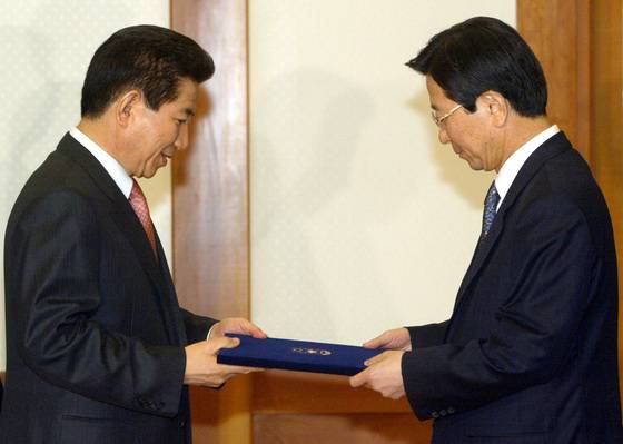 2005년 4월 노무현 대통령이 청와대에서 김종빈 검찰총장에게 임명장을 수여하고 있다. 중앙포토