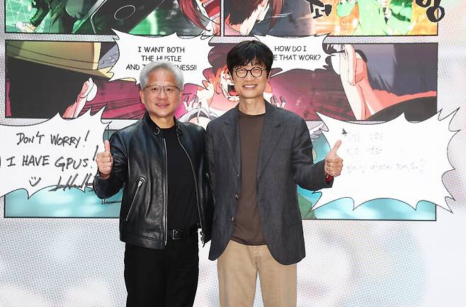 젠슨 황 엔비디아 최고경영자(CEO)가 8일 경기도 성남시 네이버 1784 사옥을 방문해 이해진 네이버 의장과 포즈를 취하고 있다. 연합뉴스