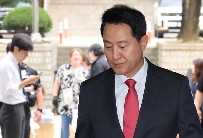 오세훈 서울시장이 지난달 17일 서울 서초구 서울중앙지방법원에서 열린 여론조사비 대납 의혹 관련 결심 공판에 출석하고 있다. /사진=뉴스1 /사진=(서울=뉴스1) 오대일 기자