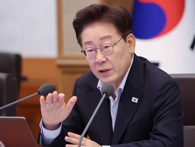 이재명 대통령, 국무회의 발언 - 이재명 대통령, 국무회의 발언 (서울=연합뉴스) 김도훈 기자 = 이재명 대통령이 21일 청와대에서 열린 국무회의에서 발언하고 있다. 2026.7.21 superdoo82@yna.co.kr (끝)