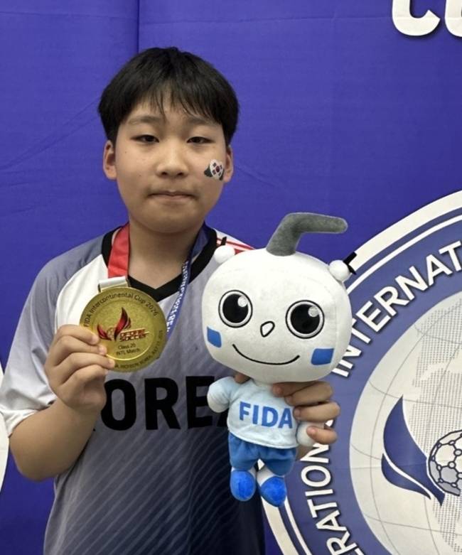 2026 FIDA 인터내셔널 월드컵 드론축구 대회 금메달에서 획득한 묘산중 이도경 학생. /묘산중학교