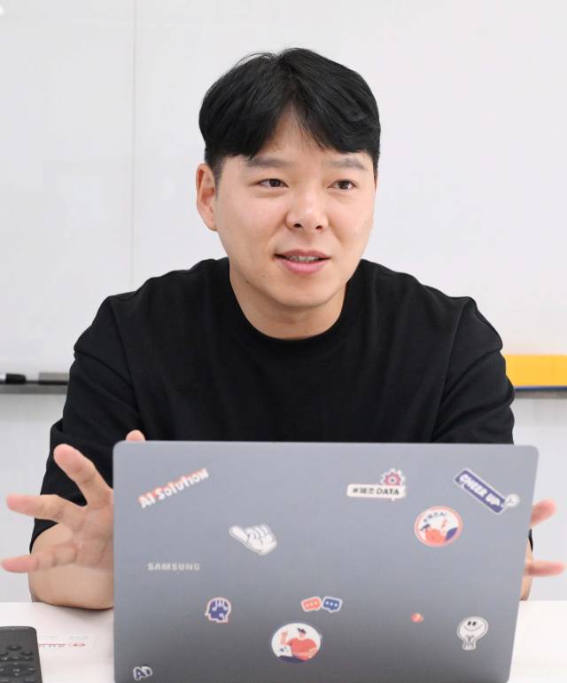 제조업 특화 AI 플랫폼 제작 업체인 ‘포인랩’ 김창순 대표가 창원시 의창구 본사 사무실에서 엑신 프로그램을 설명하고 있다. /전강용 기자/