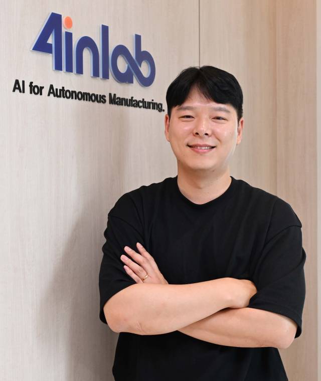 제조업 특화 AI 플랫폼 제작 업체인 ‘포인랩’ 김창순 대표가 창원시 의창구 본사 사무실에서 엑신 프로그램을 설명하고 있다. /전강용 기자/