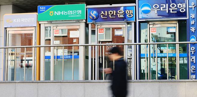서울 시내에 설치된 은행 ATM기를 시민들이 지나는 모습.(사진=연합뉴스)