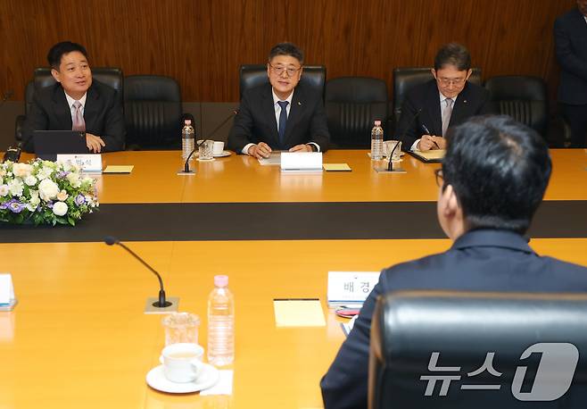 홍범식 LG유플러스 대표이사(왼쪽부터)와 박윤영 KT 대표이사, 정재헌 SK텔레콤 대표이사가 23일 오전 서울 중구 SKT 본관에서 열린 배경훈 부총리 겸 과기정통부 장관과의 간담회에서 AI 관련 논의를 하고 있다. (공동취재) 2026.7.23 ⓒ 뉴스1 구윤성 기자