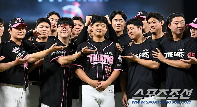 23일 광주KIA챔피언스필드에서 열린 한화와 KIA의 경기. 한화가 9대3으로 승리했다. 경기 종료 후 이형범과 하주석의 트레이드 소식이 전해진 가운데 KIA 투수들이 이형범과 아쉬운 작별의 시간을 갖고 있다. 광주=허상욱 기자wook@sportschosun.com/2026.07.23/