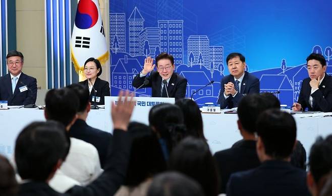 이재명 대통령이 23일 서울 여의도 KBS 별관에서 열린 부동산정책 국민 대토론회에서 참석자들에게 의견을 묻고 있다. 2026.7.23 연합뉴스