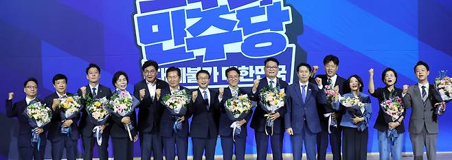 한병도 더불어민주당 대표 직무대행 겸 원내대표가 23일 여의도 국회의원회관에서 열린 당대표·최고위원 선출을 위한 예비경선 결과발표에서 본선경에 진출한 당대표·최고위원들과 기념촬영하고 있다. 왼쪽부터 박선원, 이성윤, 한민수, 최민희 최고위원 후보, 소병훈 중앙당 선거관리위원장인, 정청래 당대표 후보, 한병도 대표 직무대행 겸 원내대표, 김민석, 송영길 당대표 후보, 이학영 전국당원대회준비위원장인, 김용, 서미화, 임미애, 김영호 최고위원 후보. /뉴시스
