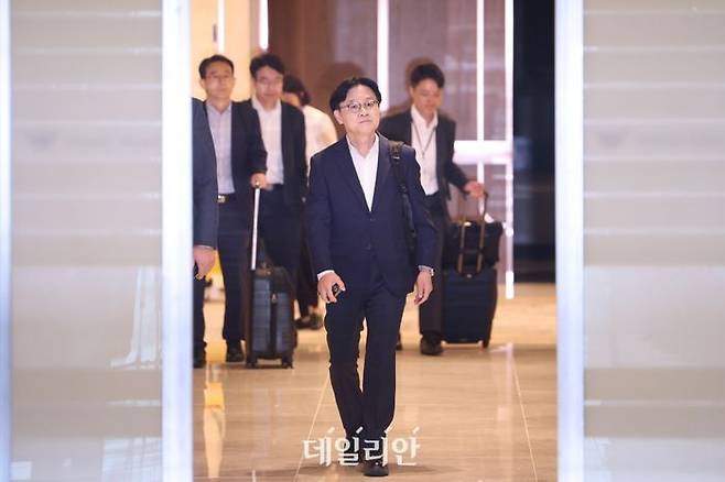 김정관 산업통상부 장관이 미국에서 열리는 한미 조선협력센터 개소식 참석차 22일 오전 인천국제공항을 통해 출국하고 있다.ⓒ뉴시스