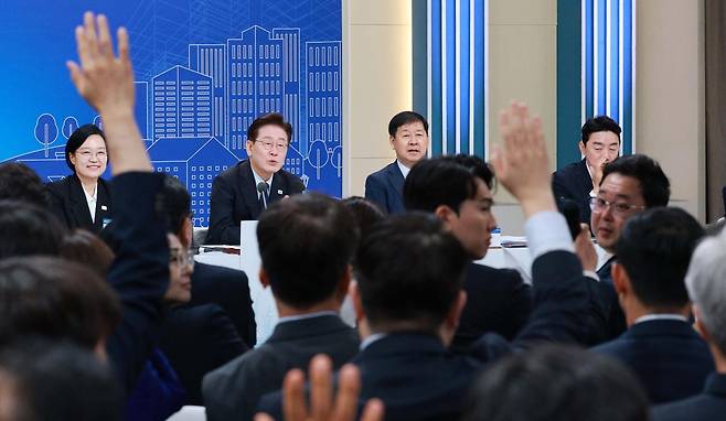 이재명 대통령이 23일 서울 여의도 KBS에서 열린 부동산정책 국민 대토론회에서 참석자의 질문을 듣고 있다. 2026.07.23 청와대사진기자단
