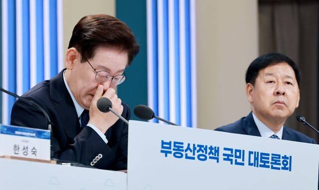 이재명 대통령이 23일 서울 여의도 KBS에서 열린 부동산정책 국민 대토론회에 참석하고 있다. 청와대사진기자단