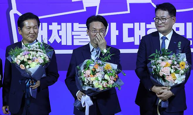 기념촬영 23일 서울 여의도 국회의원회관에서 열린 더불어민주당 8·17 전당대회 당대표·최고위원 선출을 위한 예비경선 결과 발표에서 당대표 본경선 진출을 확정한 정청래(왼쪽부터), 김민석, 송영길 후보가 꽃다발을 들고 기념촬영을 하고 있다. 허정호 선임기자