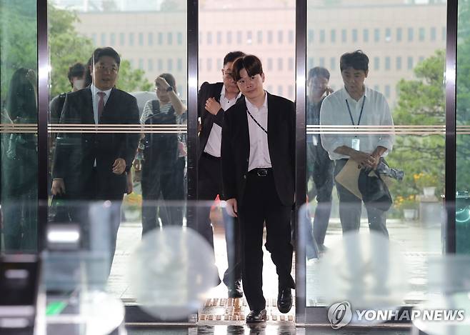 '투표 통계 조작' 포착, 투표지 합수본 중앙선관위 압수수색 (과천=연합뉴스) 서대연 기자 = 투표용지 부족 사태 진상 규명을 위한 검경 합동수사본부 관계자들이 23일 경기 과천 중앙선거관위원회에 압수수색을 위해 들어오고 있다.
합수본은 앞서 투표지 부족 사태 수사 과정에서 선관위 실무자급 직원들이 투표자 수 오입력 실수를 은폐하기 위해 전산상 통계 수치를 임의로 수정한 정황을 포착한 것으로 알려졌다. 2026.7.23 dwise@yna.co.kr