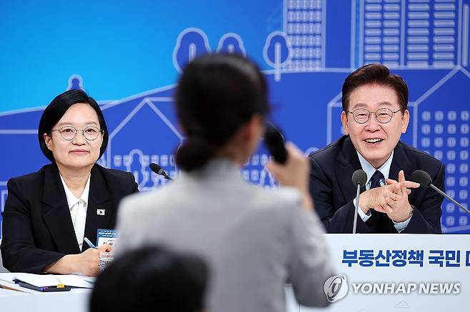 참석자 발언 듣는 이재명 대통령 (서울=연합뉴스) 김도훈 기자 = 이재명 대통령과 한성숙 국무총리가 23일 서울 여의도 KBS 별관에서 열린 부동산정책 국민 대토론회에서 참석자 발언을 듣고 있다. 2026.7.23 superdoo82@yna.co.kr