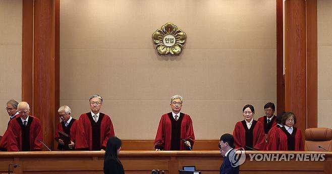 입장하는 헌법재판관들 (서울=연합뉴스) 이지은 기자 = 23일 서울 종로구 헌법재판소 심판정에서 열린 '조작기소 국정조사 계획서 강행처리' 권한쟁의 사건 등의 선고를 위해 김상환 헌법재판소장을 비롯한 헌법재판관들이 입장하고 있다. 2026.7.23 jieunlee@yna.co.kr