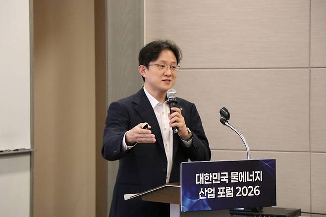▲김진수 한양대학교 자원환경공학과 교수가 24일 에너지경제신문 주최, 기후에너지환경부·한국전력·한국수력원자력 후원으로 서울 중구 대한상공회의소에서 열린 '대한민국 물에너지 산업 포럼 2026'에서 주제발표를 하고 있다. 사진= 유병욱 기자