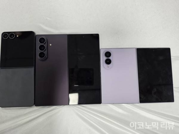 (좌측부터) 삼성전자 갤럭시 Z 플립8, 폴드8 울트라, 폴드8. 사진=양정민 이코노믹리뷰 기자