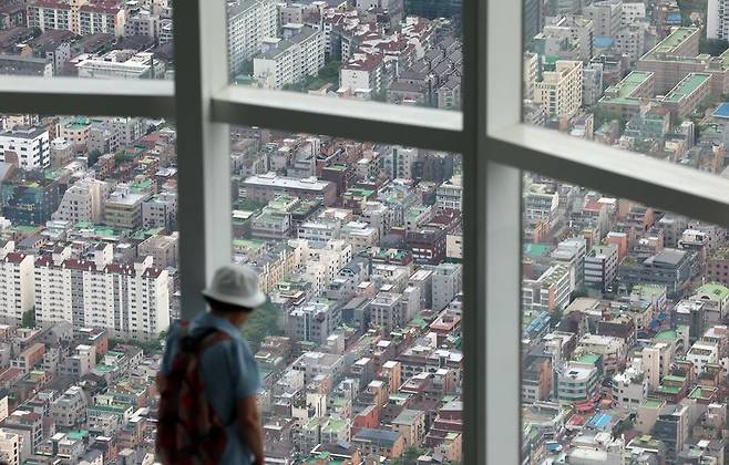 지난 13일 서울 송파구 롯데월드타워 전망대 서울스카이에서 빌라 밀집 지역이 내려다보이고 있다./사진=뉴시스