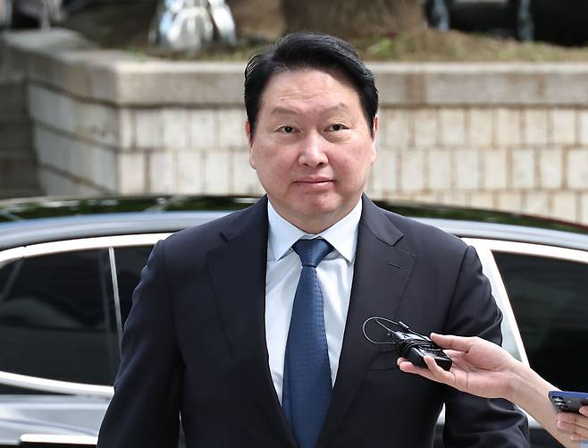 최태원 SK그룹 회장이 지난달 26일 서울 서초구 서울중앙지방법원에서 열린 재산 분할 파기환송심 2차 변론기일에 출석하기 위해 법정으로 향하고 있다. 연합뉴스
