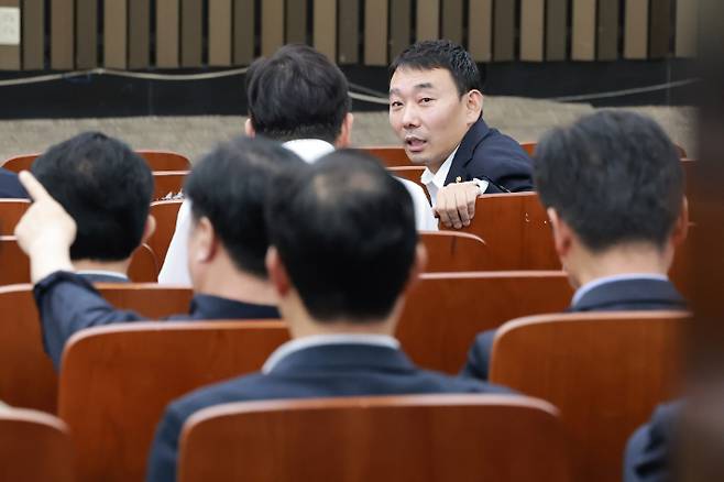 더불어민주당 김용민 의원이 24일 국회에서 검찰 보완수사권을 폐지하는 내용의 형사소송법 개정안을 논의하기 위해 비공개로 열린 의원총회에 참석해 있다. 연합뉴스