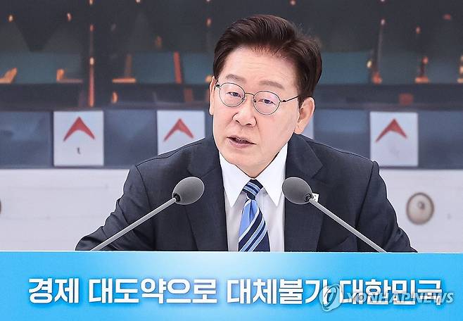 이재명 대통령이 15일 청와대 영빈관에서 열린 부처 업무보고에서 발언하고 있다. 이 대통령은 업무보고에서 단일종목 레버리지 상장지수펀드(ETF)와 관련해 “보완대책을 잘 신속하게 마련하라”고 했다. 연합뉴스