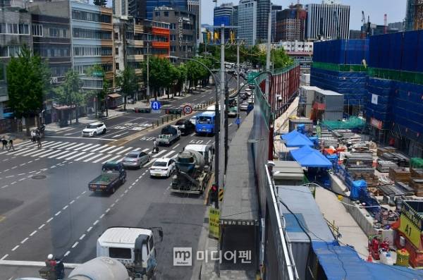 건설업계가 현장 안전관리를 한층 강화하고 있다. 작업시간을 탄력적으로 조정하고 휴식을 확대하는 한편, 사물인터넷(IoT) 기반 실시간 모니터링과 호우 시뮬레이션 등 스마트 기술까지 총동원하며 중대재해 예방에 총력을 기울이는 모습이다./사진=미디어펜 김상문 기자