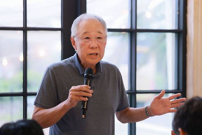 류진 한국경제인협회 회장이 17일 제주 서귀포시 인근식당에서 열린 '2026 한경협 경영자 제주하계포럼 기자간담회'에서 발언하고 있다.ⓒ한경협