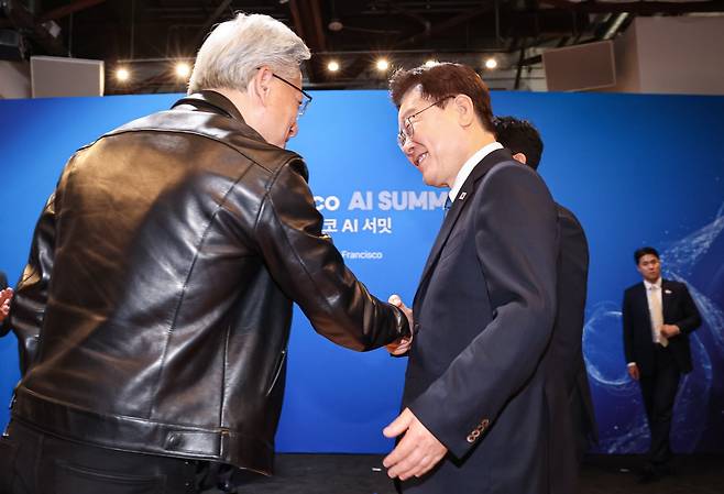 이재명 대통령이 24일(현지 시간) 미국 샌프란시스코 더 미드웨이에서 열린 샌프란시스코 AI 서밋에서 젠슨 황 엔비디아 CEO와 악수를 하고 있다. 2026.07.25 샌프란시스코=뉴시스