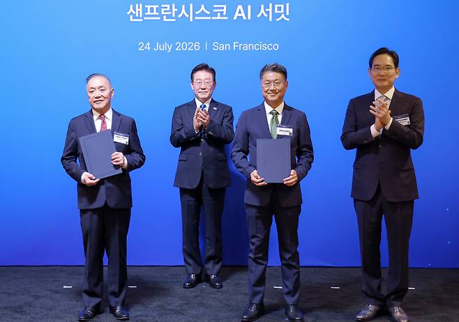 ▲ 한진만 삼성전자 파운드리 사장과 혹 탄 브로드컴 최고경영자가 24일(현지시간) 이재명 대통령이 임석한 가운데 미국 샌프란시스코 더 미드웨이에서 열린 AI 서밋에서 첨단 반도체 기술 분야 전략적 파트너십 업무협약을 체결한 뒤 기념 촬영을 하고 있다. 오른쪽은 이재용 삼성전자 회장. 2026.7.25 연합뉴스