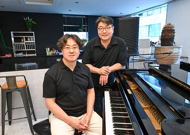 힘네오 워십 공동대표 이완수(왼쪽) 유정현 전도사가 서울 중구 퇴계로의 힘네오870에서 미소짓고 있다. 신석현 포토그래퍼