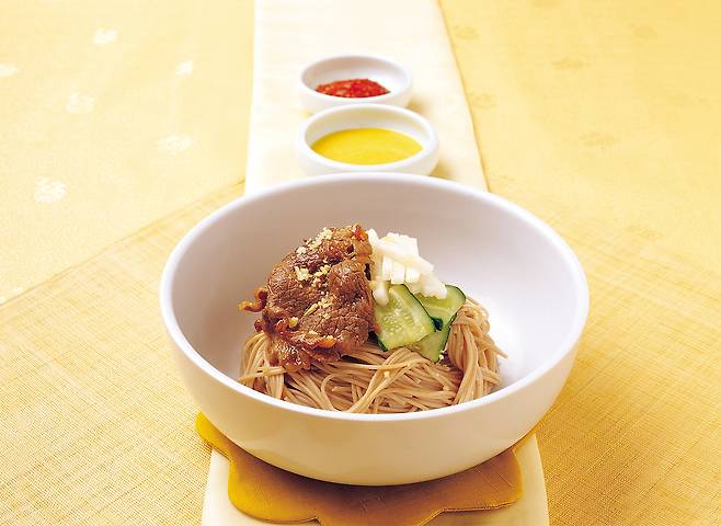 보리국수는 밀가루 면보다 담백하고 구수한 맛이 특징이다. 소면 대신 보리국수로 대체하면 된다. 클립아트코리아 제공